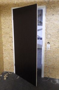 eingebaute Tür zum Elektronikraum mit dezenten schwarz passivierten Trockenbauschrauben