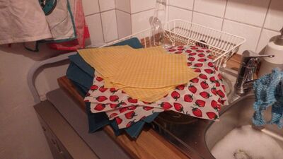 the finished beeswax wrap can be cleaned with soapy water (not too hot!)